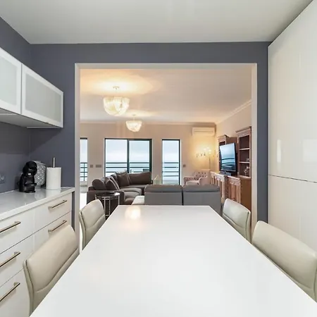 Seaview & Sunsets Apartman