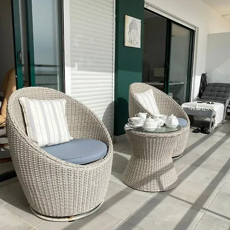 Seaview & Sunsets Apartament *